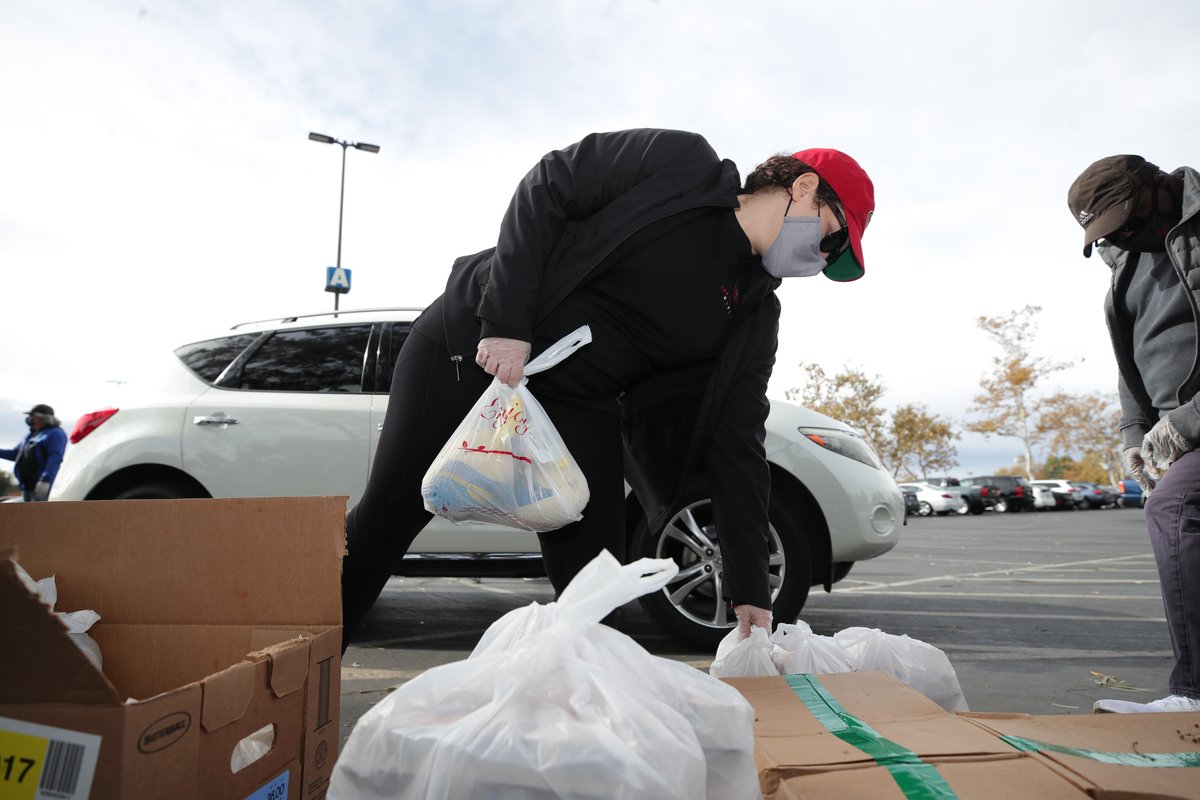 mattbarrows's tweet photo. In a typical year, 49ers players will volunteer as servers at Second Harvest Food Bank around Thanksgiving. This year, COVID rules prevented that. Team still donated food, turkeys purchased in part through donations from players. The biggest donation came from...Jimmy Garoppolo. https://t.co/fxxoBPNe8G