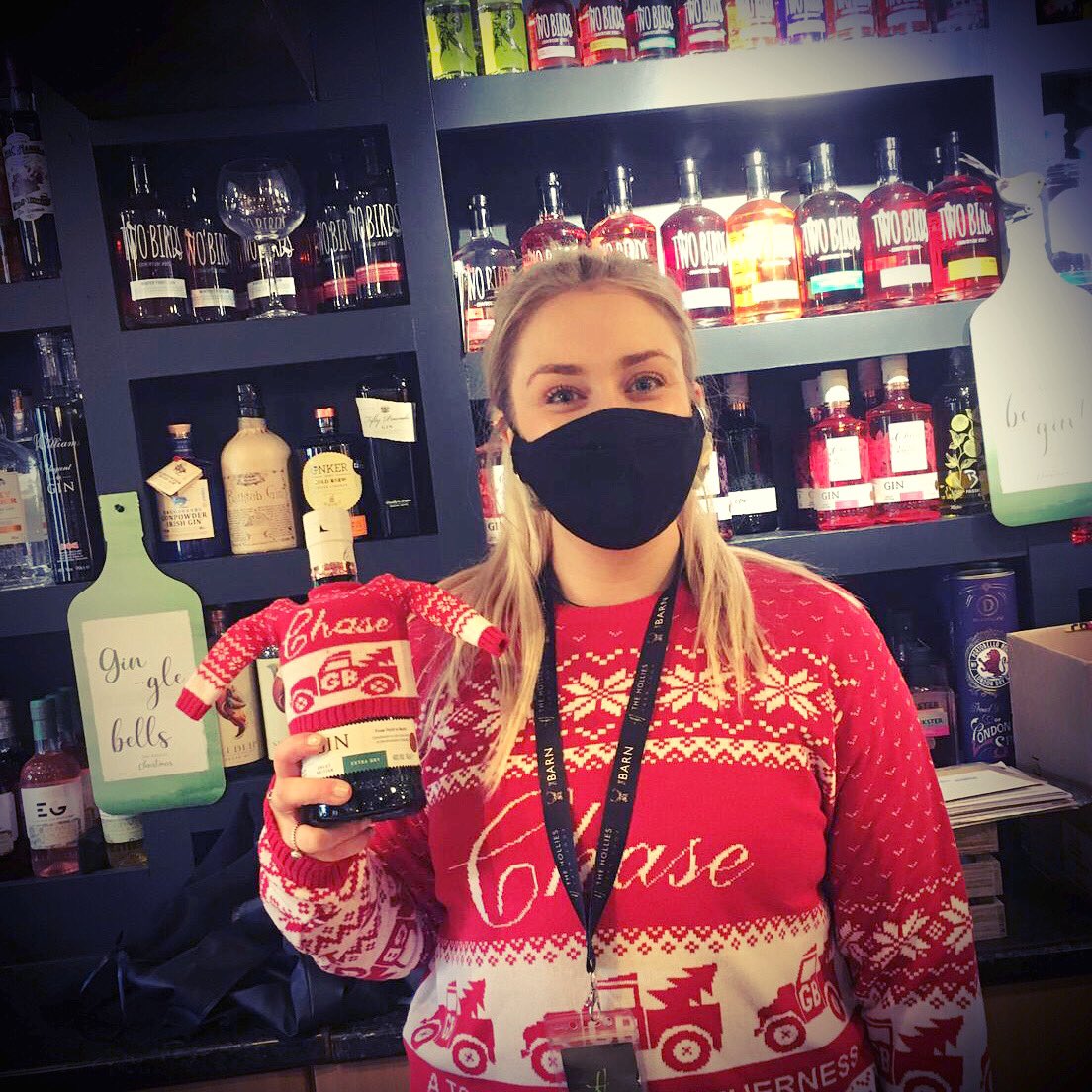 Holliesfarmshop's tweet photo. Anni is loving these limited edition mini Christmas jumpers on the @ChaseDistillery GB Gin ♥️
#theholliesfarmshop #cheshire #chase #chasedistillery #gbgin #thehollieschristmas #christmas #gin #limitededition https://t.co/5hOMoeA3x5