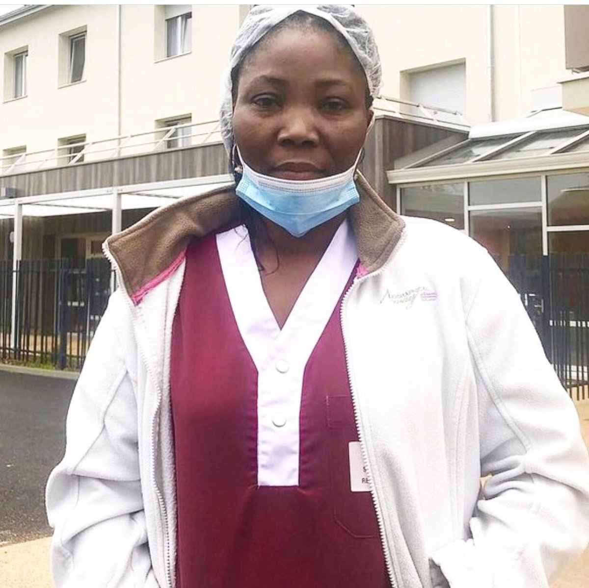 Elle s’appelle Lydia Veyrat. 
Elle est aide-soignante dans un EHPAD. 
Elle est au front depuis le début de la pandémie. 
Vous l’avez applaudie pendant des mois. 
Elle va être expulsée. 
Alors on se mobilise pour elle et on interpelle <a href="/GDarmanin/">Gérald DARMANIN</a> pour qu’il la régularise?