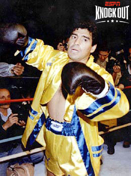 ESPNKnockOut's tweet photo. Ha fallecido, a los 60 años de edad, Diego Armando Maradona 🇦🇷 que, además de sus conocidas proezas en el fútbol, también se calzó los guantes de boxeo 🥊 para disputar un combate de exhibición contra el excampeón mundial Santos Laciar en 1996 

#DEP https://t.co/bWlC6W5vDY
