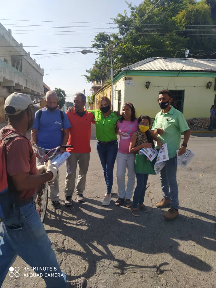 gonzalezArely_'s tweet photo. Continuamos desplazandonos por las calles, esta vez en San Joaquín, para compartir con la gente un mensaje de esperanza y una invitación para cambiar nuestro país el #6D https://t.co/ZWDAzEN9li