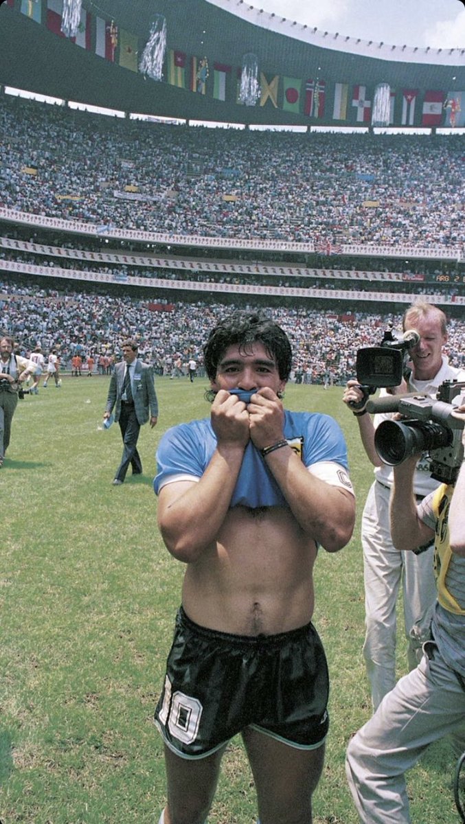 Quien no soñó ser Maradona de chico? O quien no, jugando al fútbol en un campito dijo: "la lleva el Diego, la tiene Maradona" . Con ese Diego me quedo, con el que le dio una estrella al escudo de la selección y amor eterno al fútbol. Hasta siempre D10S.