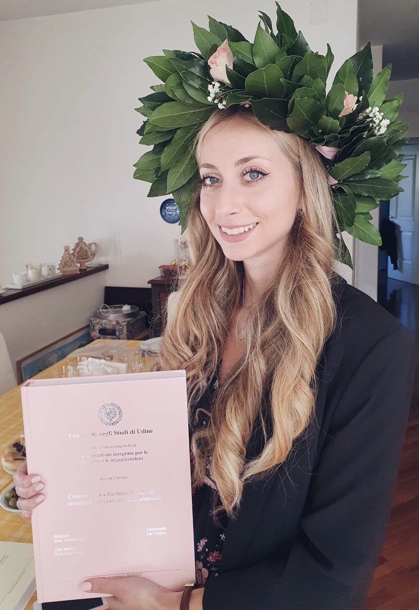 crixalide's tweet photo. ciao raga oggi mi sono laureata alla magistrale #110L 🌸🍾 https://t.co/pE4gmJsxbH