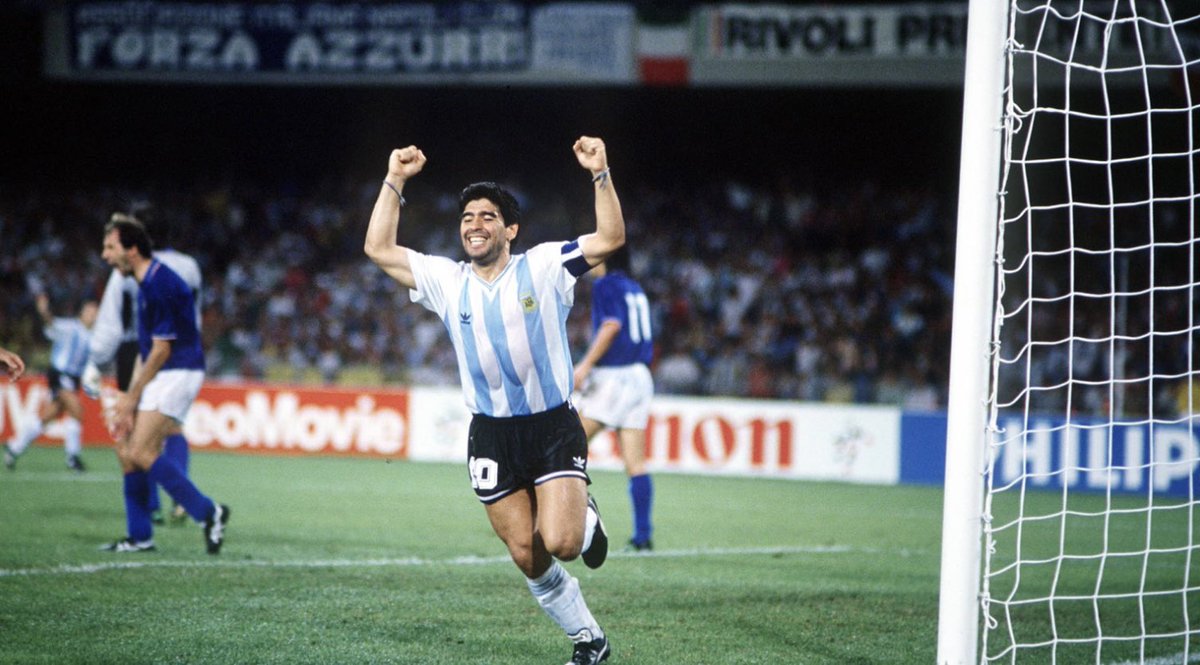 " Arriver dans la surface et ne pas pouvoir tirer au but, c'est comme danser avec sa sœur ".

Maradona, 1960-2020