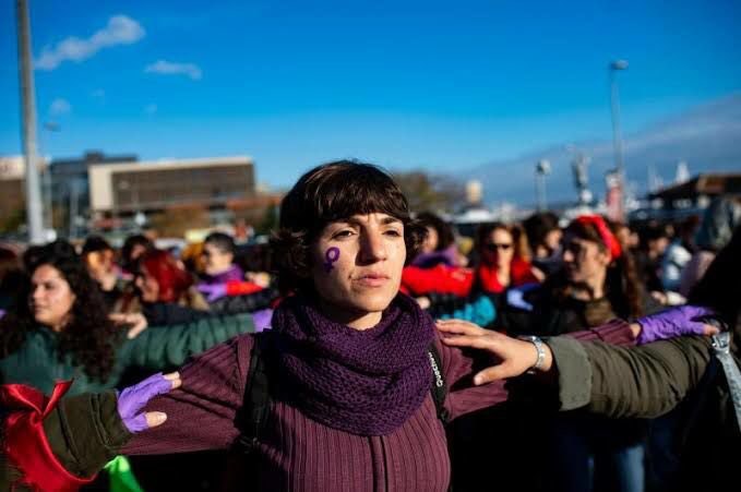 ”Benim kadar ileri gitmek istemeyen hiç kimsenin, beni gitmekten alıkoymaya hakkı yoktur.” Ursula K. Le Guin

Dünyayı kurtaracak olan kadınların önüne geçme! Kadına şiddet uygulamaktan vazgeç!

#25KasımKadınaSiddeteHayır