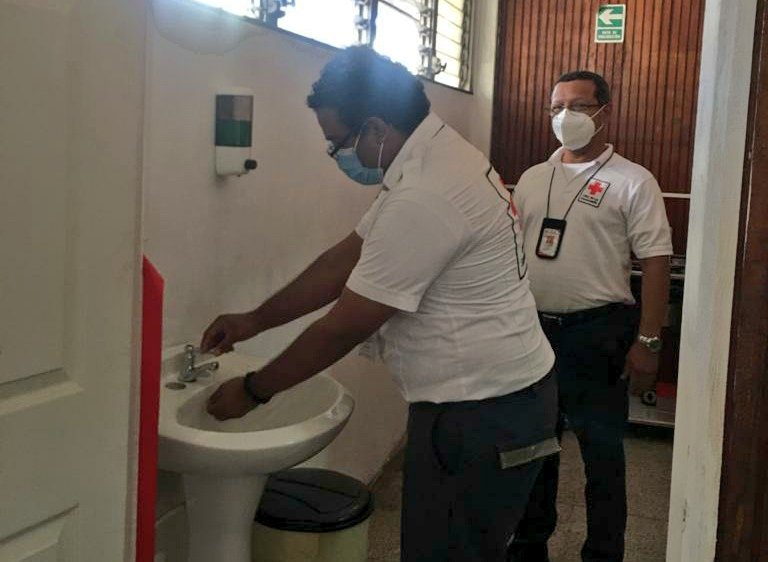 CruzRojaSal's tweet photo. Con fondos de la @IFRC_es y por medio del proyecto COVID-19 se adecuó el espacio de Clínica de Emergencia de la @crsantaana y se entregó equipamiento, entre estos: canapé, carro de curaciones, biombo, ventilador, nebulizador y otros fueron parte del donativo. https://t.co/p64TMkKiLG