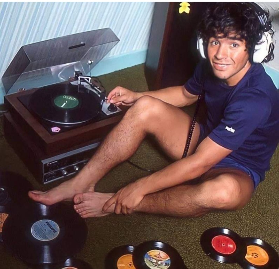 Murió el fútbol, el genio de la redonda, murió este tipo, la mano de dios hoy se lo llevo. Murió la magia. Gracias Diego Chamigo.