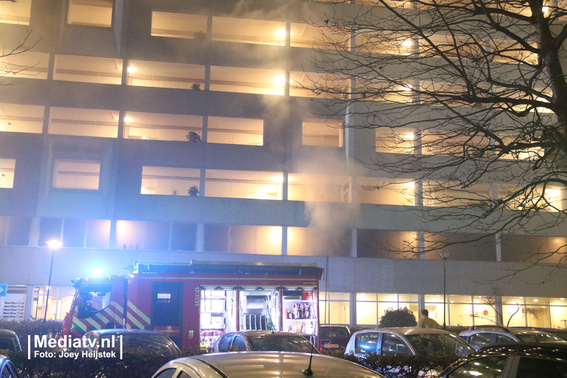 mediatvnl's tweet photo. In een woning aan de Sint Helenabaai in Capelle aan den IJssel is brand uitgebroken. Een vrouw wordt behandeld in de ambulance. Het gaat om een seniorencomplex. https://t.co/VRgXFaQHMy