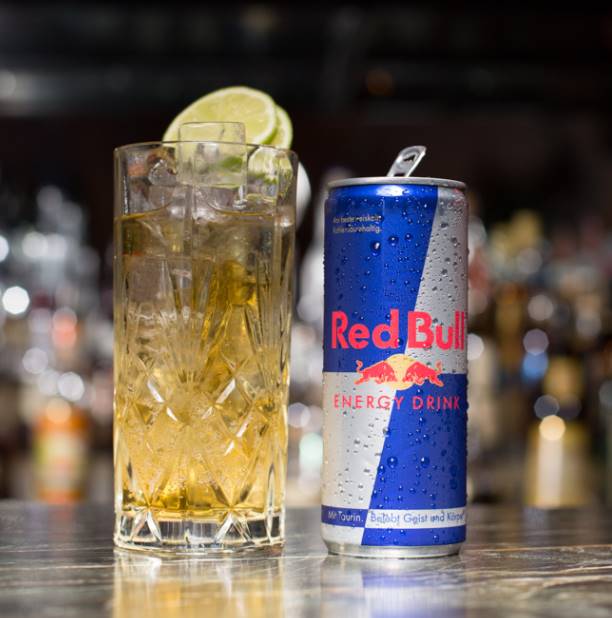 ред булл 250. ред булл коктейль. абсент энергетик. энерджи дринк коктейль. безалкогольные энергетические коктейли.