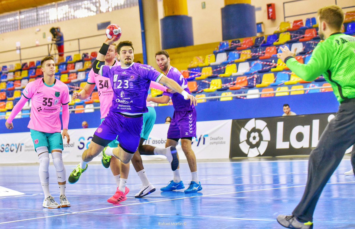 #ASOBAL 🇪🇸

<a href="/bmguadalajara/">SANICENTRO BM Guadalajara</a> vence 37x21 a <a href="/ClubCisneBalonm/">Club Cisne Balonmano</a> con una tremenda actuación 💯 de <a href="/gastonmou11/">Gaston Mouriño</a> que metió 7 tantos y fue el goleador del partido.

El pivote de Los Gladiadores 🇦🇷 ex <a href="/HandballWard/">Handball Ward</a> terminó con 87,5 % ef. (7/8).