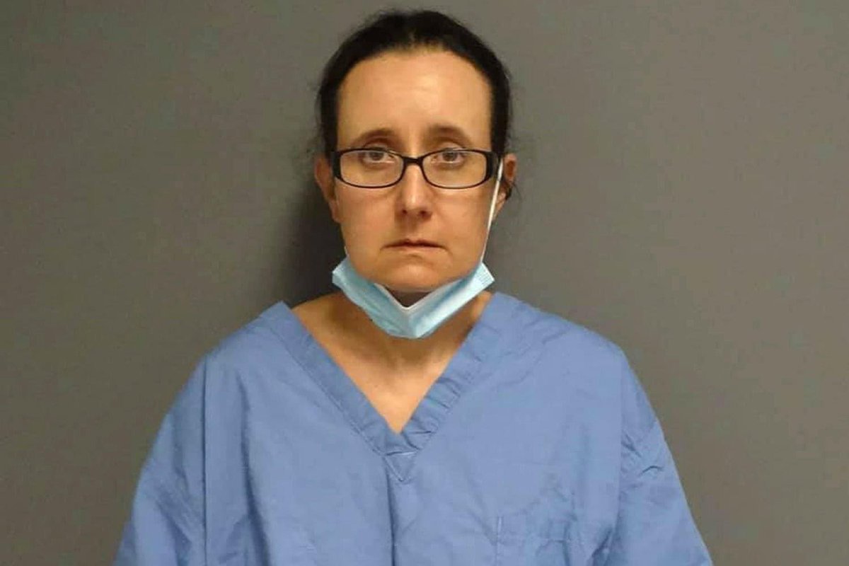 TrueCrimeTable's tweet image. Police are looking for answers after a mom shot her children, killing her 15-year-old daughter &amp;amp; critically injuring her 7-year-old son.

instagram.com/p/CIBYkAjHViA/…