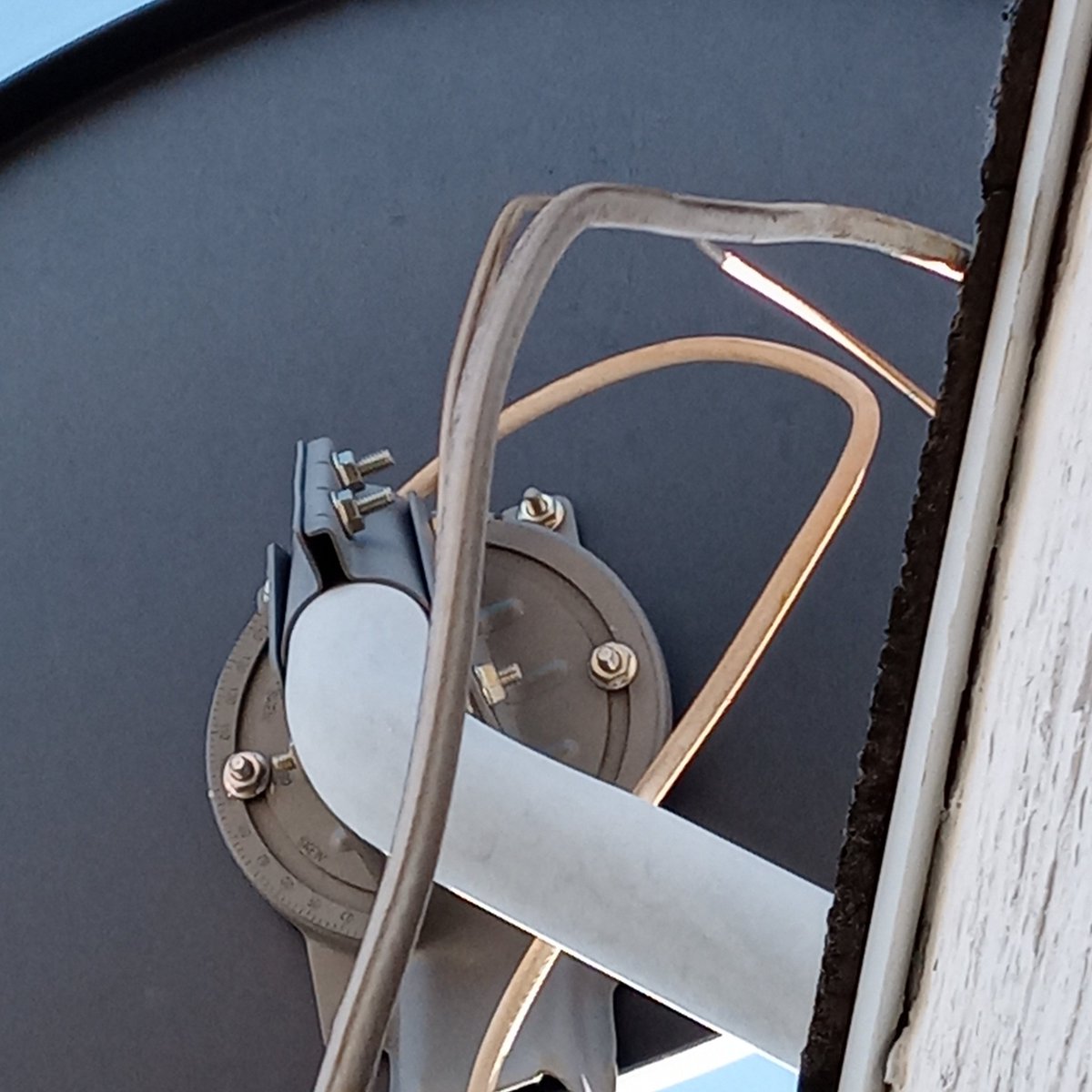 CharliPreston's tweet photo. @dishnetwork a tech came to fix a deteriorating cord and did a half ass job and now, again I am paying to have no signal again because of the same issue and y'all are trying to charge me $95 to have another tech come out! Screw you!!! https://t.co/PMD3bavm0l