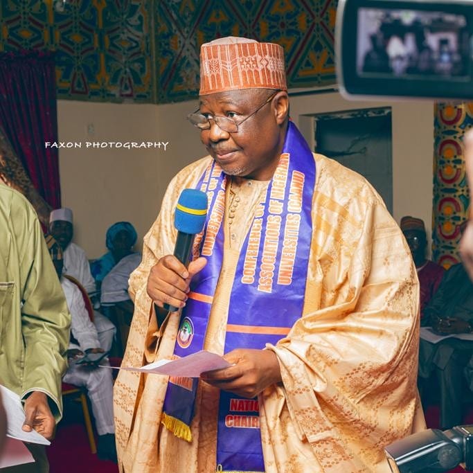 ProfATMora's tweet photo. Prof Ahmed Tijjani Mora, FPSN, mni,the National Chairman of the Conference of Alumni Associations of Nigerian Universities (CAANU)decorating the Emir of Lafia, Nasarawa State HRH Justice Sidi Bage Muhammad 1,JSC(Rtd)as PATRON of CAANU https://t.co/welCykp1cu