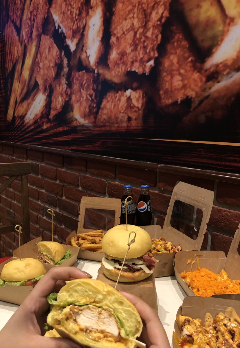 fa__194's tweet photo. مساء الخير 💐💕
تشرفت بـ قبول دعوة طيبة 
من هاڤ ايت |  @Have8ksa 🍔🍟

مطعم يقدم برقر لحم/دجاج 
وفرايز متُشرب بـ الجبن 
ويشرف عليه صاحب المحل بنفسه .
المكان بسيط جدًا وجميل  .
جربت البرجر :
سوبر ايت( لحم أنجوس مع ماشروم و بصل)
دبل ماش ( لحم أنجوس دبل ) 
كرسبي تشكن ( دجاج مقلّي ) https://t.co/GXg8wYsVKL