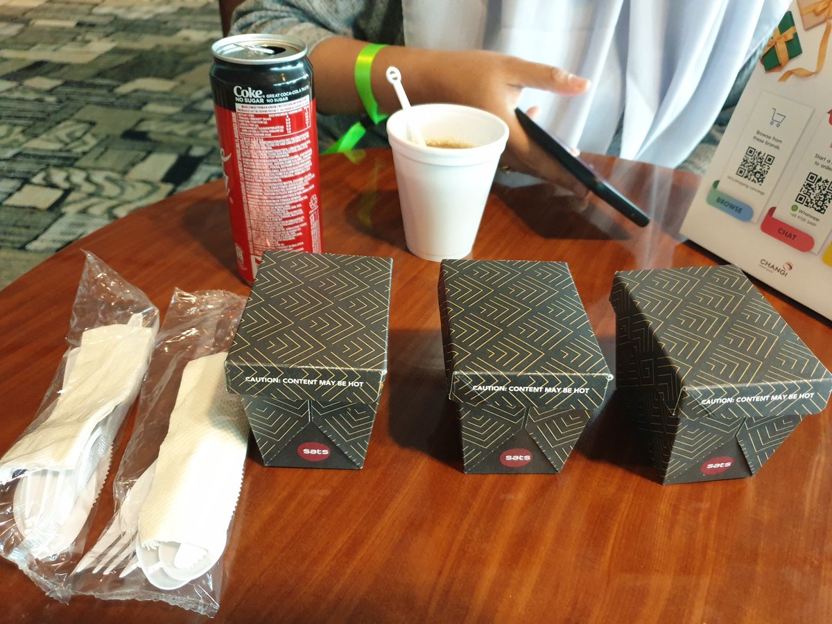 andrifunky16's tweet photo. @indoflyer Ini menu dan porsinya jadi sama seperti waktu saya transit di premium lounge SQ bulan lalu mereka nyebutnya quick bite, mungkin terinspirasi dari sini untuk dijadikan menu on board. Sempat saya review di video saya https://t.co/cNNmGTEwvl https://t.co/ryykVOO55b