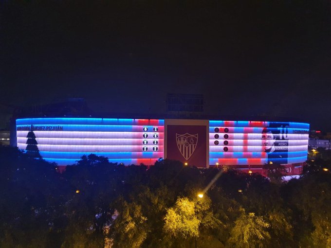 Sevilla light up their Sanchez Pizjuan stadium in honour of their former player Diego Maradona. D10S 🇦🇷🖤 (📷 @sebashlm).