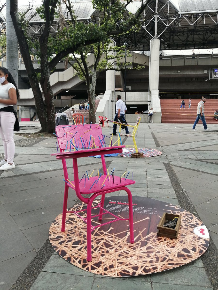 AlcaldiadeMed's tweet photo. Desde el Parque Berrío seguimos conmemorando el Día de la Eliminación de la Violencia Contra las Mujeres, con una activación pedagógica sobre los roles positivos y negativos de los hombres, frente a la prevención de las violencias hacia las mujeres 🧒🏻👧🏿👨🏻‍🦲. #25N
#NiUnaViolenciaMás https://t.co/CPtsqcB3up