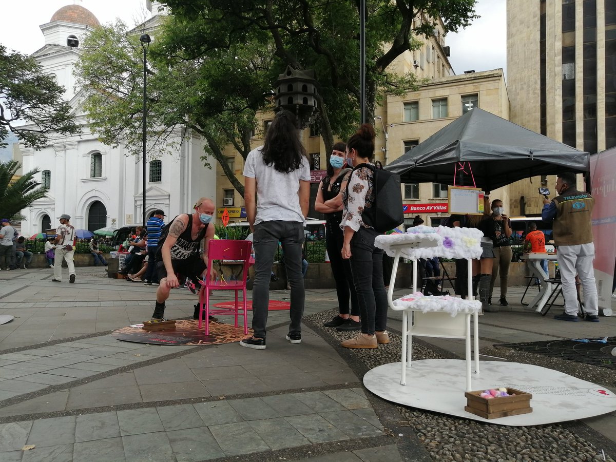 AlcaldiadeMed's tweet photo. Desde el Parque Berrío seguimos conmemorando el Día de la Eliminación de la Violencia Contra las Mujeres, con una activación pedagógica sobre los roles positivos y negativos de los hombres, frente a la prevención de las violencias hacia las mujeres 🧒🏻👧🏿👨🏻‍🦲. #25N
#NiUnaViolenciaMás https://t.co/CPtsqcB3up