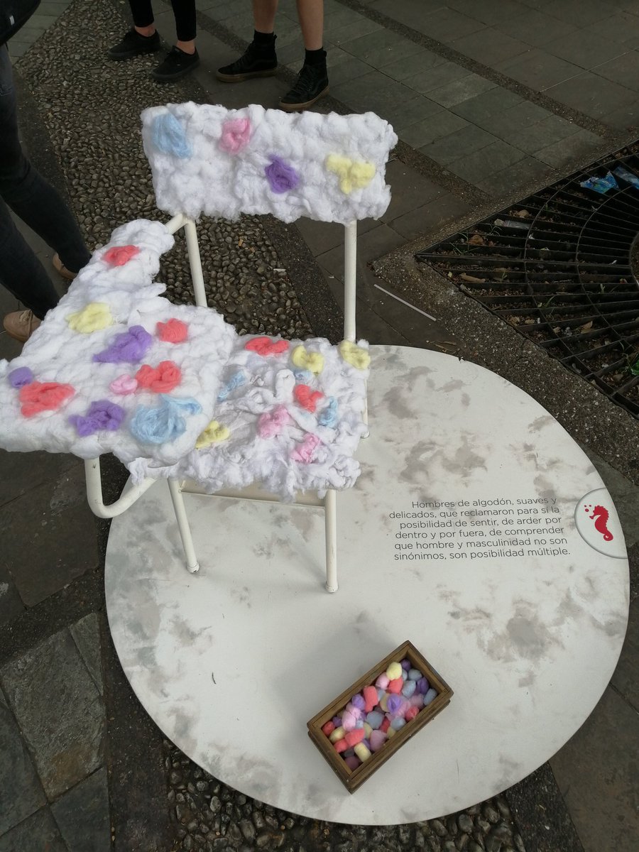 AlcaldiadeMed's tweet photo. Desde el Parque Berrío seguimos conmemorando el Día de la Eliminación de la Violencia Contra las Mujeres, con una activación pedagógica sobre los roles positivos y negativos de los hombres, frente a la prevención de las violencias hacia las mujeres 🧒🏻👧🏿👨🏻‍🦲. #25N
#NiUnaViolenciaMás https://t.co/CPtsqcB3up