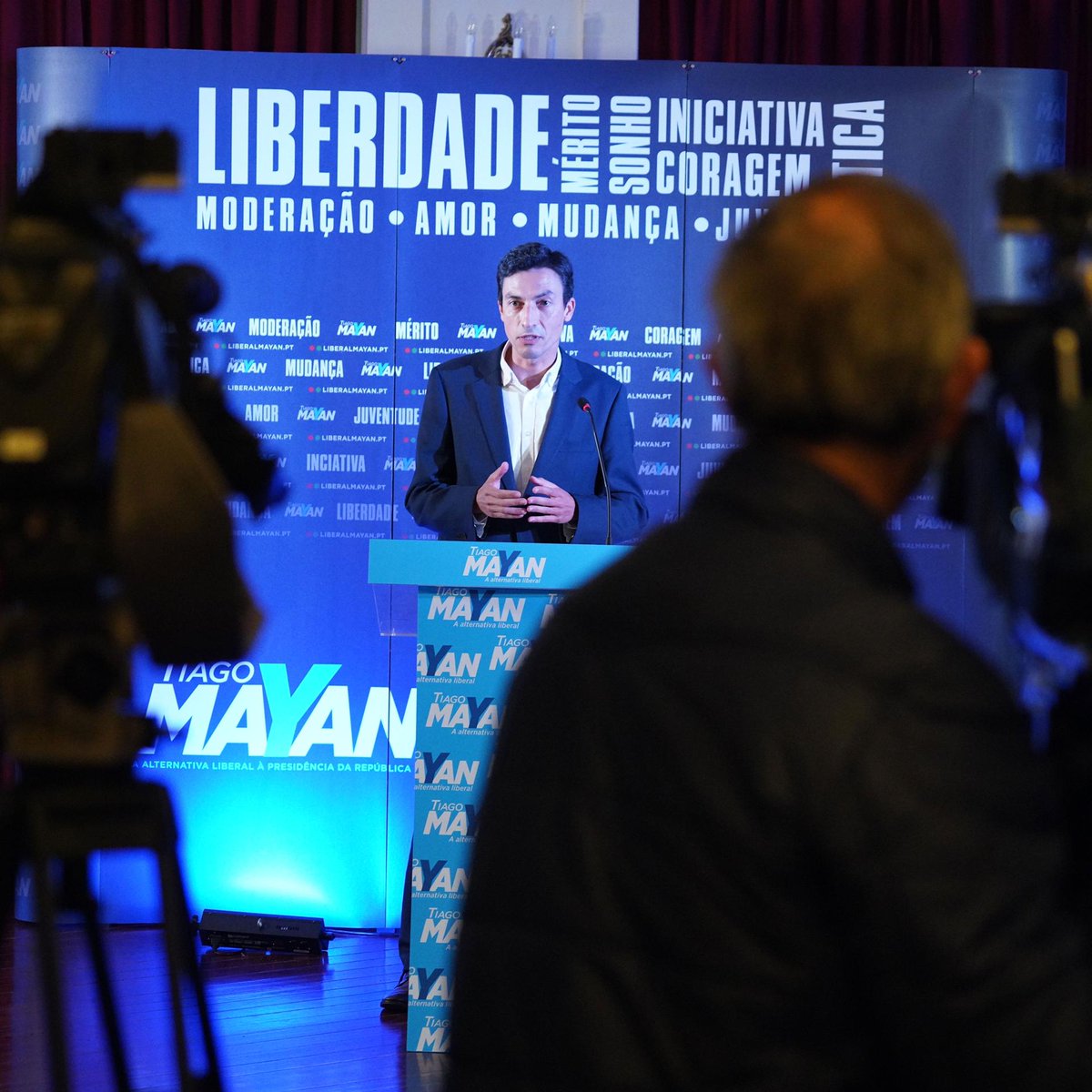 LiberalMayan's tweet photo. 🔵🔴 Hoje, dia 25 de novembro, formalizei a minha candidatura. É pelas pessoas que venho a este combate. Independentemente da sua raça, da sua religião, da sua orientação sexual, da formação que tiveram, de onde nasceram, de onde moram, do apelido que têm. Pela liberdade. https://t.co/zyb5uUT8Jp