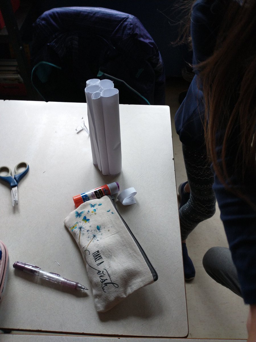J_Lundy2020's tweet photo. I can use 5 pieces of paper to make a structure that can hold a load @PresRoad #strongstructures #scienceiscool #kidengineer #youngengineers #engineersatplay https://t.co/4n8RmG2kT6