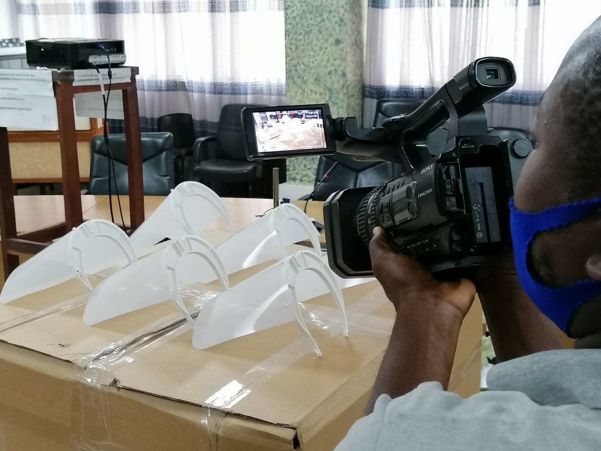 SemeCity's tweet photo. #MAKERS229
Comme prévu, l’équipe de Sèmè City « 229makers » de la #TaskForceInnov est parvenue à fabriquer en impression 3D, dans les locaux et avec le matériel du #SCOP, 1000 visières sanitaire destinées au Ministère de la Santé du #Bénin. 
#ligueAsuka #innovation https://t.co/tiXHTz12ZT