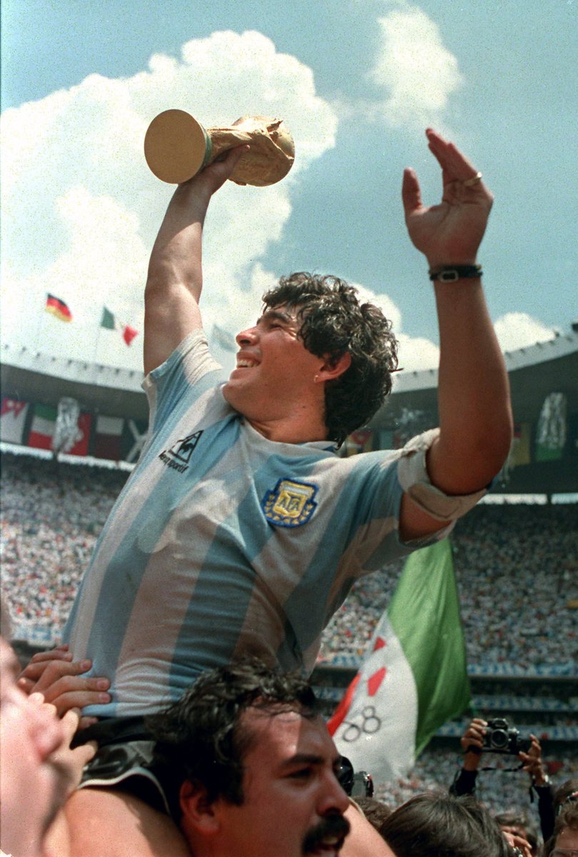 Tristeza por la muerte de quien tuvo la suerte de hacer disfrutar a millones de personas en todo el planeta haciendo algo tan simple como jugar al fútbol. Mi pésame a familiares, amigos y aficionados de todo el mundo.
DEP Diego Armando #Maradona