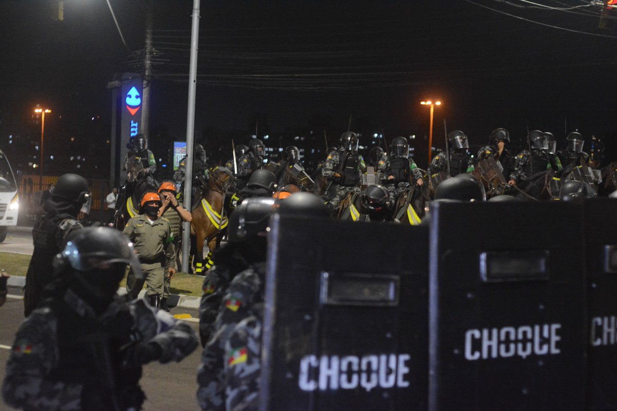 odeoliveira12's tweet photo. confronto carrefur Parthenon porto alegre 23/11/2020
#justiça #VidasNegras
#fotojornalismo #tropachoque #carefur https://t.co/9dKgg0SDti