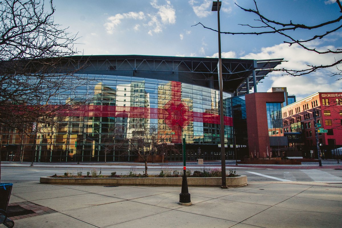 DowntownGRInc's tweet photo. Fencing was recently removed and some furniture was added to the new @VanAndelArena plaza! Stay tuned for further additions to one of #DowntownGR's newest public spaces. https://t.co/PNxkMJVi6Z
