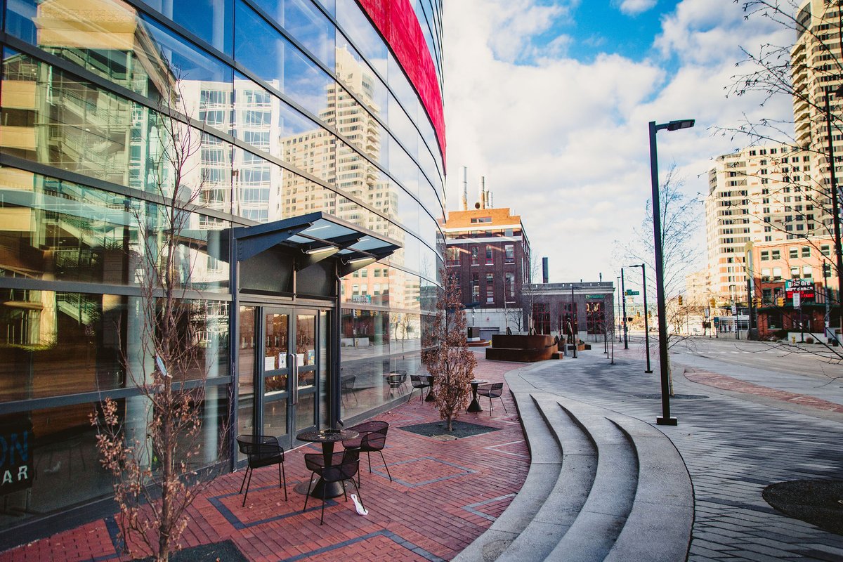 DowntownGRInc's tweet photo. Fencing was recently removed and some furniture was added to the new @VanAndelArena plaza! Stay tuned for further additions to one of #DowntownGR's newest public spaces. https://t.co/PNxkMJVi6Z