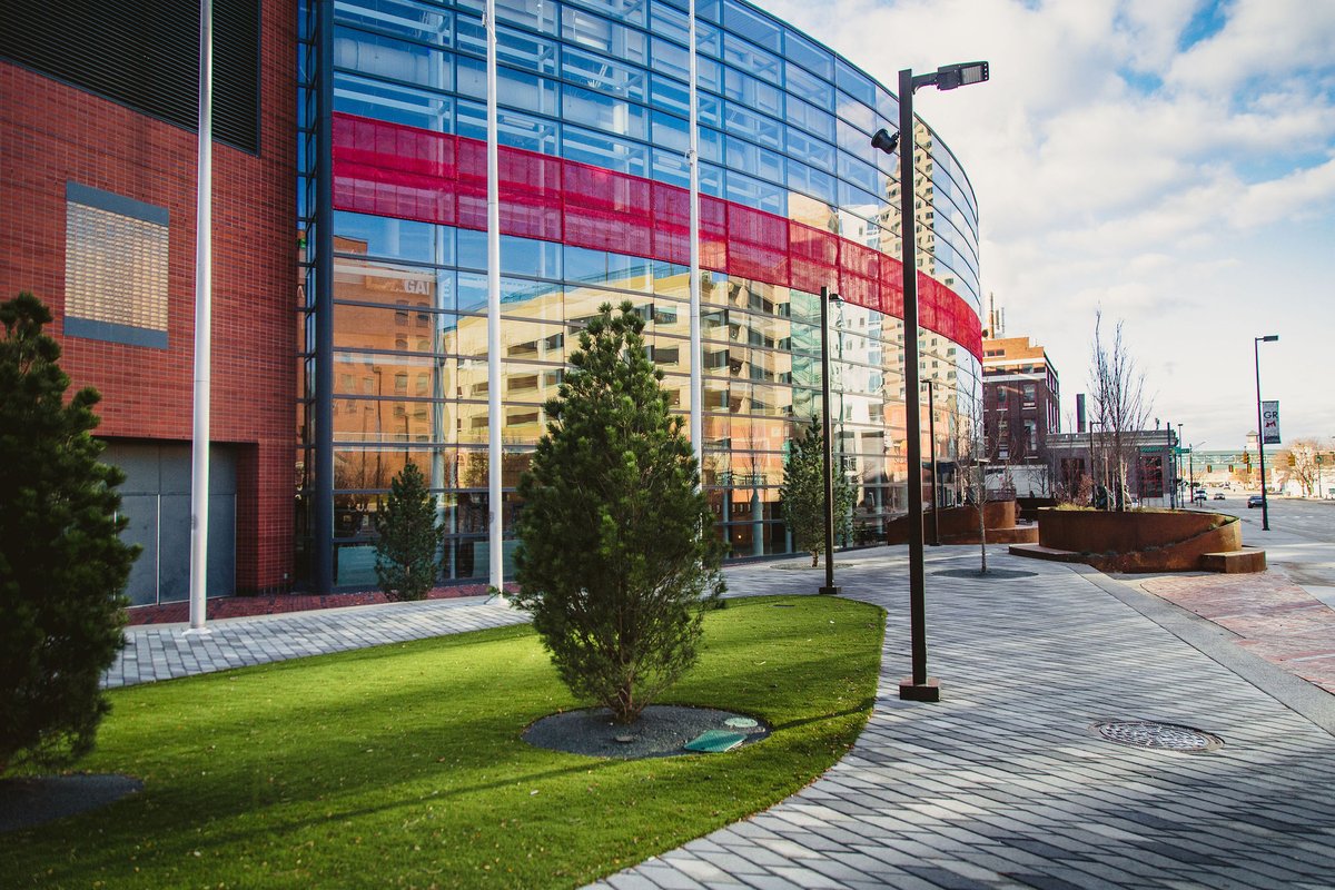 DowntownGRInc's tweet photo. Fencing was recently removed and some furniture was added to the new @VanAndelArena plaza! Stay tuned for further additions to one of #DowntownGR's newest public spaces. https://t.co/PNxkMJVi6Z