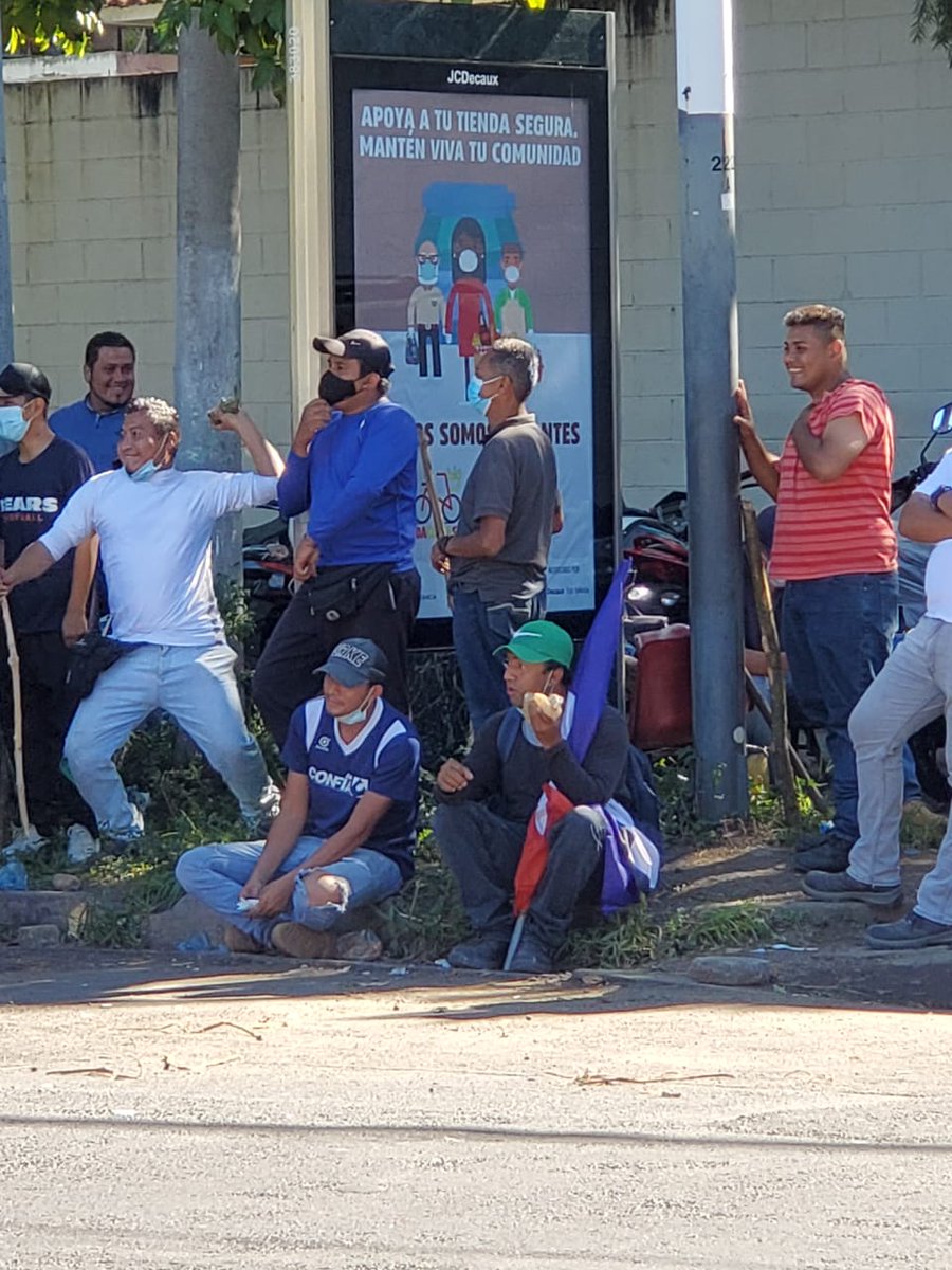 ultimahsv's tweet photo. #ÚltimaHora | Militancia de @ARENAOFICIAL lanza piedras a candidatos y simpatizantes del partido @nuevasideas. https://t.co/XAtHJTJmMQ