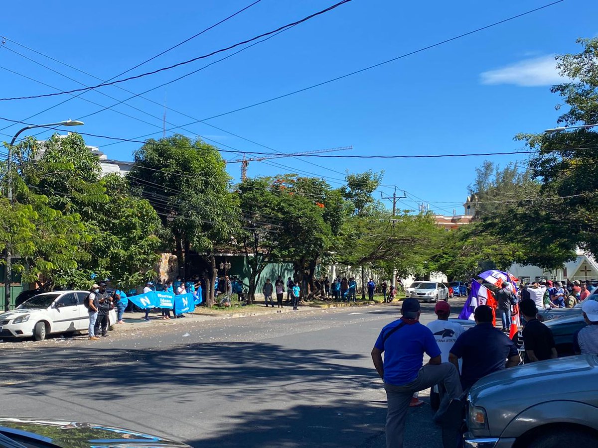 ultimahsv's tweet photo. #ÚltimaHora | Militancia de @ARENAOFICIAL lanza piedras a candidatos y simpatizantes del partido @nuevasideas. https://t.co/XAtHJTJmMQ