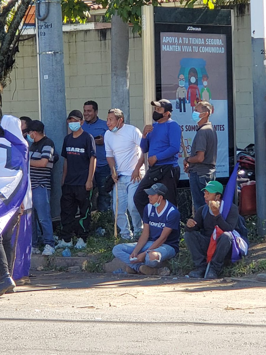 ultimahsv's tweet photo. #ÚltimaHora | Militancia de @ARENAOFICIAL lanza piedras a candidatos y simpatizantes del partido @nuevasideas. https://t.co/XAtHJTJmMQ