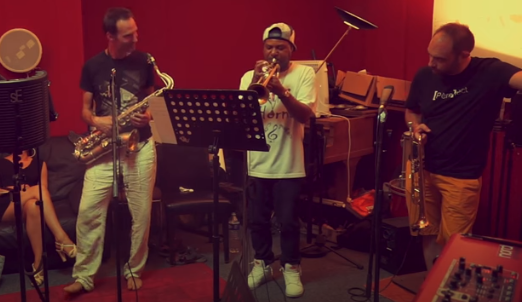 Noël approche. Envie de vous FAIRE PLAISIR? Envie de FAIRE PLAISIR à vos proches? Et envie de nous FAIRE PLAISIR à la fois? 🥰
Commandez notre album avec Fred Wesley, Russell Gunn, Dréo sur theheadshakers.com. 💝
#HautsdeFrance #GrandsFormats #MakeMeSound #EnNordMassif