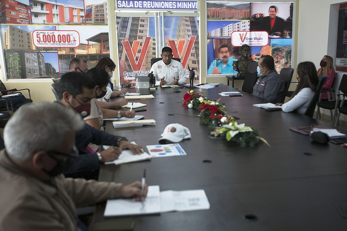 #AHORA || Min. <a href="/IMVillarroel1/">Moisés V</a>: Nos alegra anunciar que la #GMVV ha llegado a la vivienda 3.287.783, rumbo al hito 3.300.000 #ViviendasDignas; un logro que solo es posible bajo el liderazgo de nuestro Pdte. <a href="/NicolasMaduro/">Nicolás Maduro</a> y la #RevoluciónBolivariana.

#PorSiempreChávezYFidel