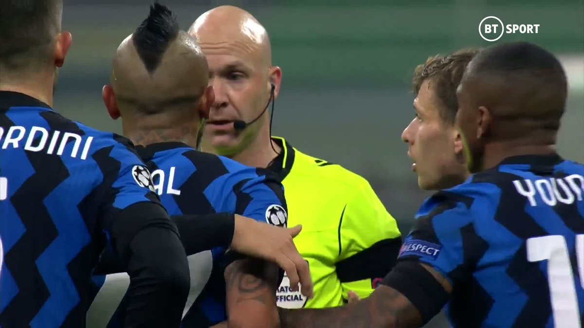 syreindhold skære låg Football on BT Sport on Twitter: "Arturo Vidal has completely lost it here!  🤬 A double yellow card for getting right up in Anthony Taylor's face 😳  Inter have a mountain to