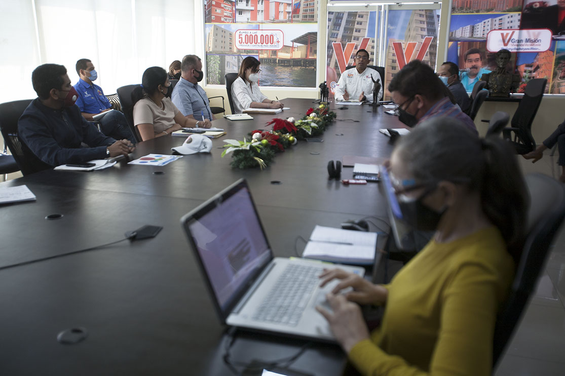 #AHORA || Min. <a href="/IMVillarroel1/">Moisés V</a>: Asimismo nuestra hermana misión @Barrio_Tricolor ha rehabilitado la Vivienda 1.498.355, y el @INTUOficial ha hecho entrega de 1.099.582 títulos de propiedad al Pueblo Bolivariano.

#PorSiempreChávezYFidel