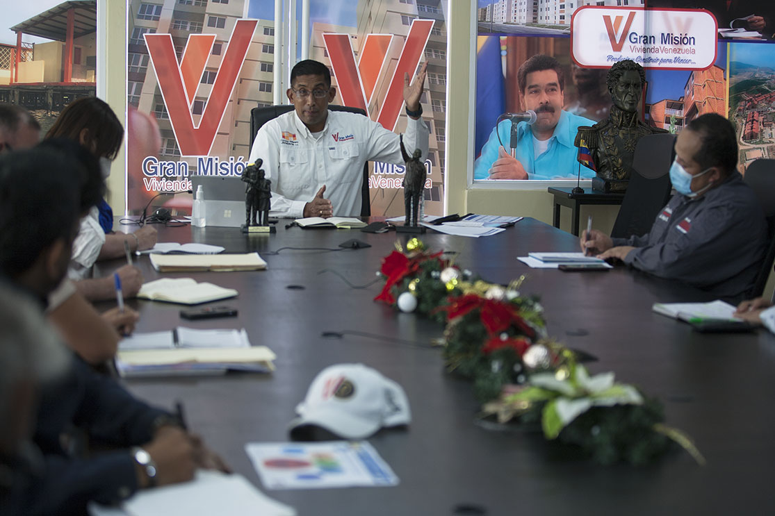 #AHORA | Min. <a href="/IMVillarroel1/">Moisés V</a>: Anunciamos que nuestro Pdte <a href="/NicolasMaduro/">Nicolás Maduro</a> estará entregando próximamente el hito 3.300.000 y el titulo de propiedad 1.100.000, avanzando de manera indetenible demostrando al mundo que Venezuela siempre seguirá siendo líder en el derecho habitacional