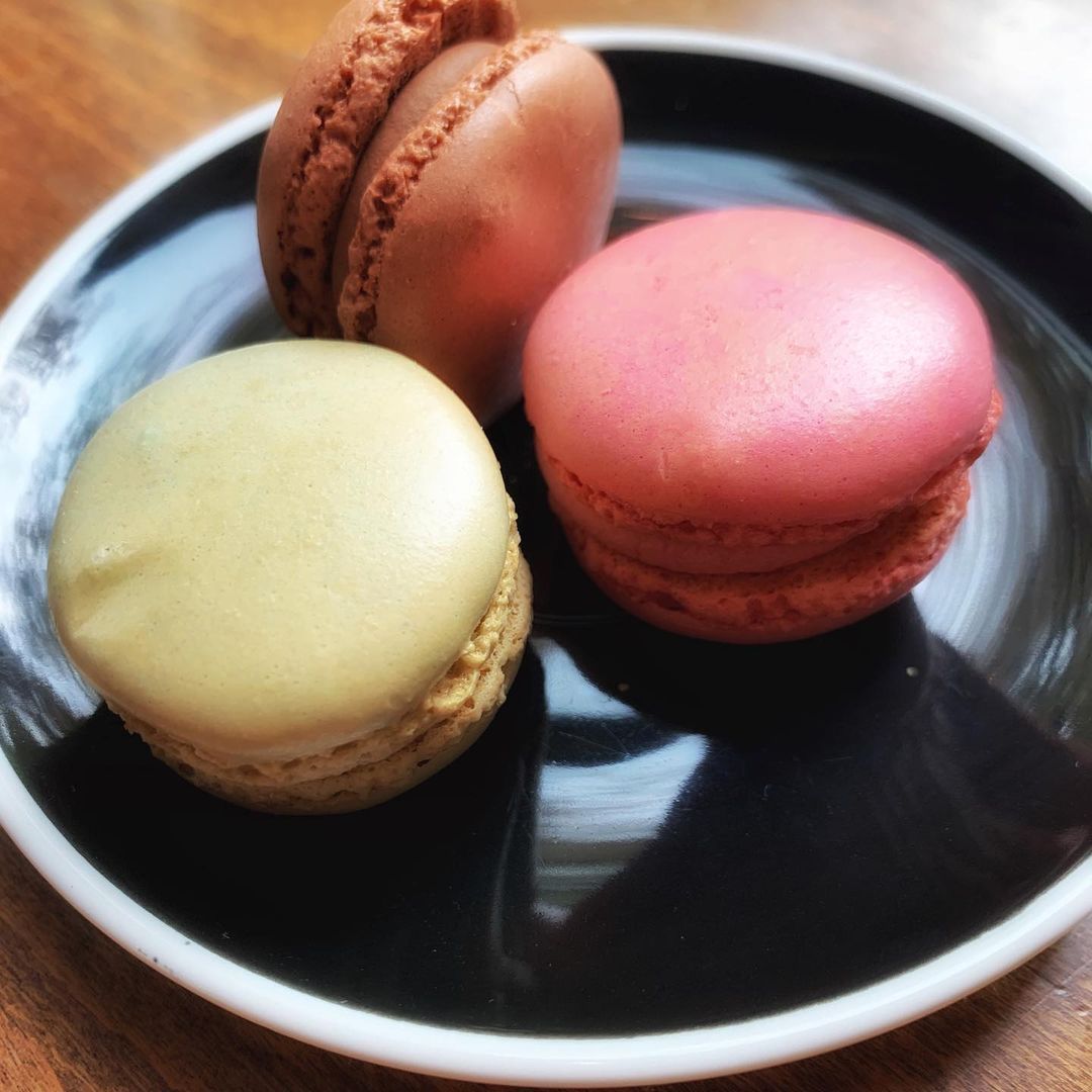 downtownknox's tweet photo. How about these macarons from #CoffeeandChocolate, bread pudding from #Cafe4, and strawberry paczkis from #StatusDough! Now that we have your attention...want takeout or delivery tonight? Explore here π https://t.co/wneL82WKIV https://t.co/ziM1hxFB1p