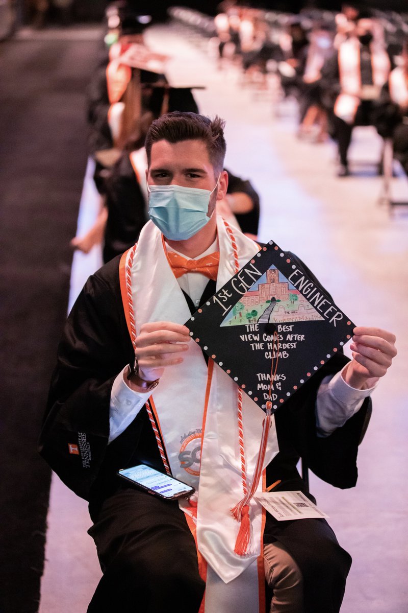 UTKnoxville's tweet image. From their caps to their toes, #UTGrad2020 graduated in style. 🍊🎓