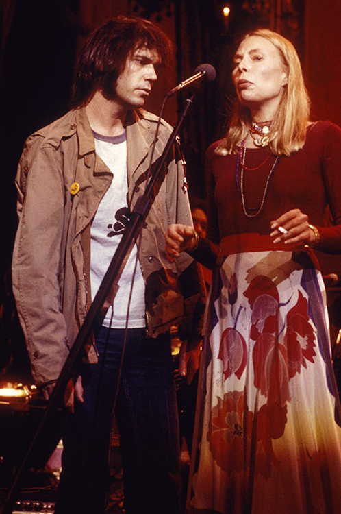 harryhew's tweet image. 44 years ago today, Neil Young performed at The Last Waltz. And, more importantly, he wore this shirt.