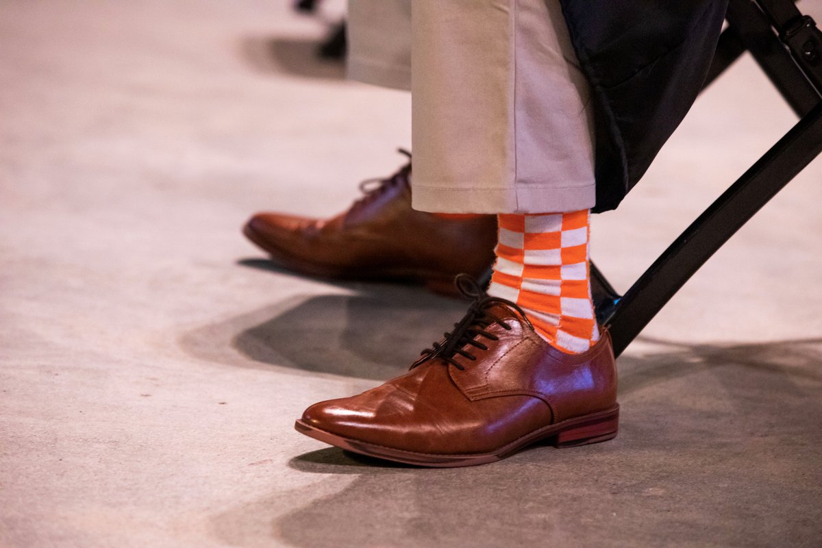 UTKnoxville's tweet image. From their caps to their toes, #UTGrad2020 graduated in style. 🍊🎓