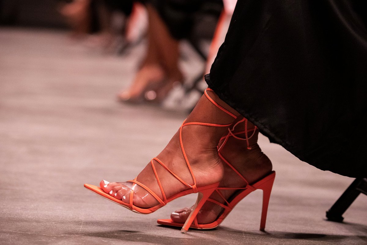 UTKnoxville's tweet image. From their caps to their toes, #UTGrad2020 graduated in style. 🍊🎓