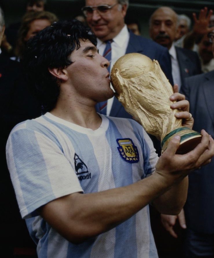 borjavalero20's tweet photo. Che giornata triste per il calcio... R.I.P. #leggenda #maradona #10 https://t.co/FSQiiQqHao