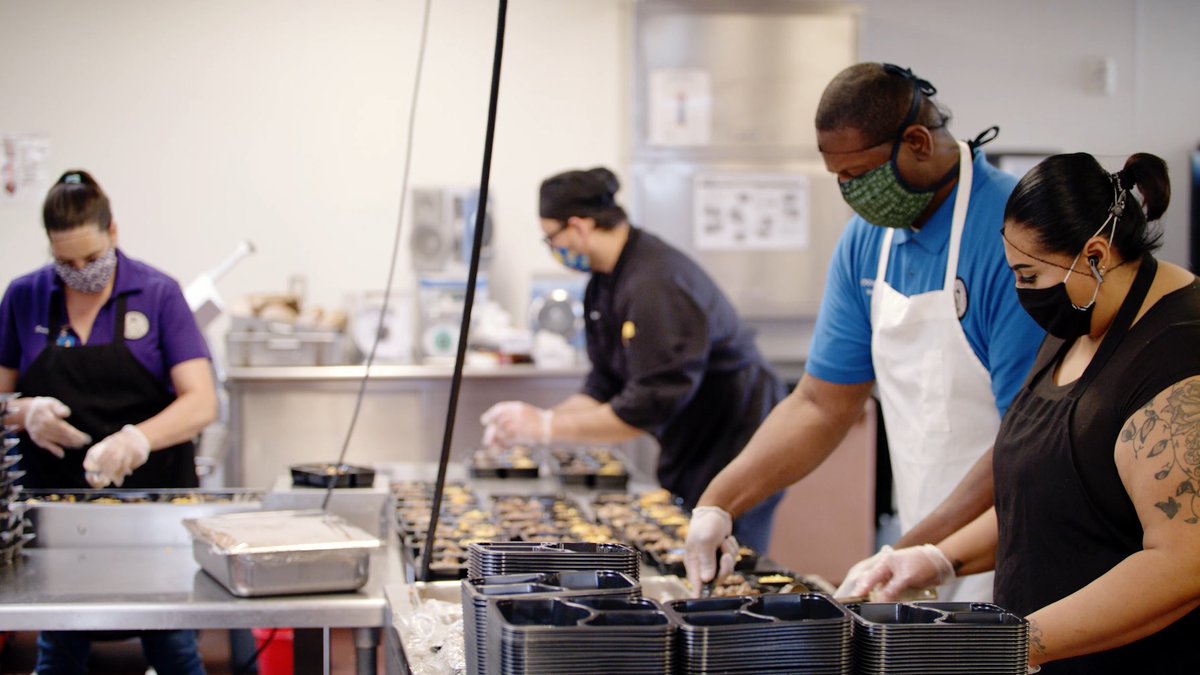 MayorKeller's tweet image. Our Department of Senior Affairs really stepped up for our community when the pandemic hit. Today, they handed out the 500,000th senior meal. That’s half a million times that this department made sure that one of the most vulnerable groups was taken care of. #OneAlbuquerque