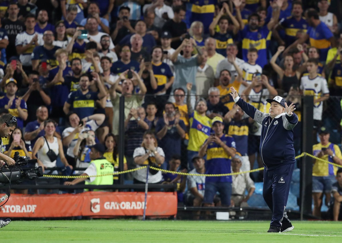 Sin saberlo, o quizás sí, Diego se nos fue siendo DT en el fútbol arg. En su país. Fue ovacionado y homenajeado en todos los estadios que visitó y su última parada fue en la mismísima Bombonera, su segunda casa, festejando por dentro un título de Boca. Poesía pura.

QEPD #D10S 🇦🇷