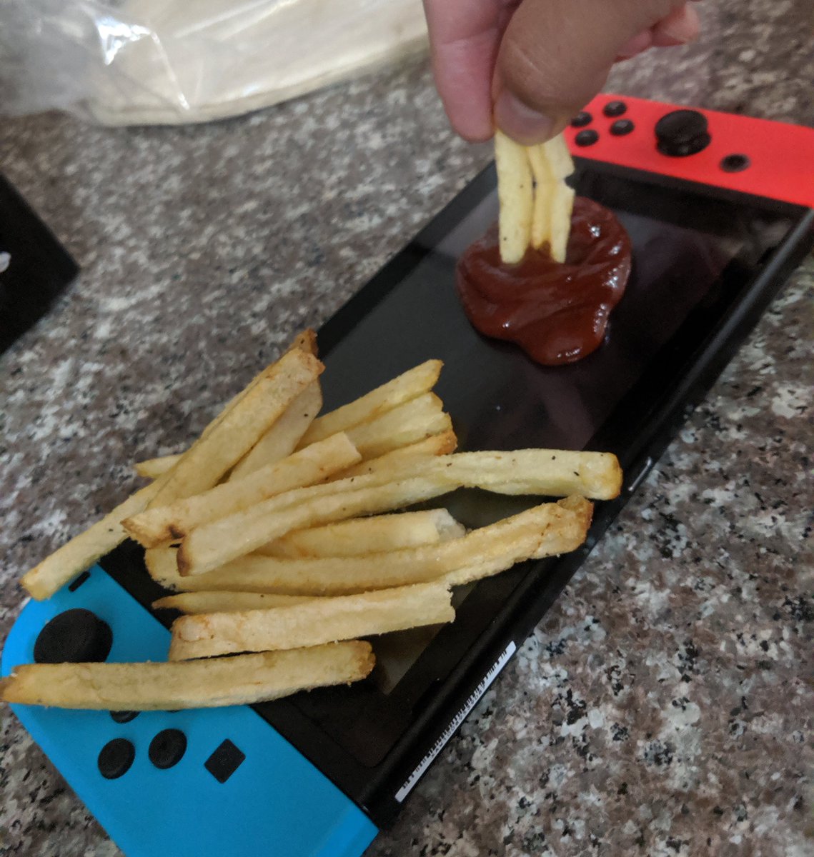 HugS86's tweet image. I found some new uses for my Nintendo™️ Switch. Such a versatile console!