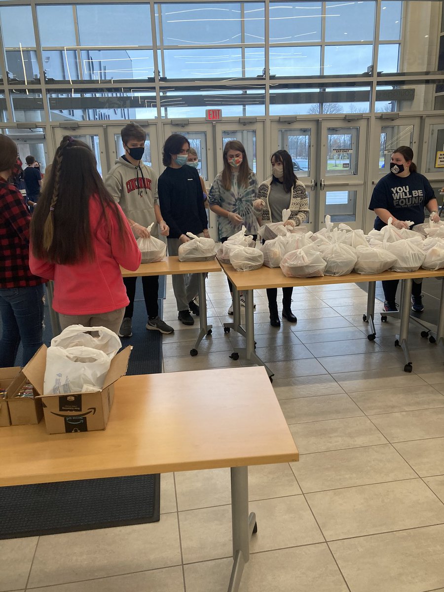 WCHSWolves's tweet photo. Thank you WCHS student council members and parent volunteers for delivering meals to our community !!! #givethankswolves https://t.co/ldecNYpga0