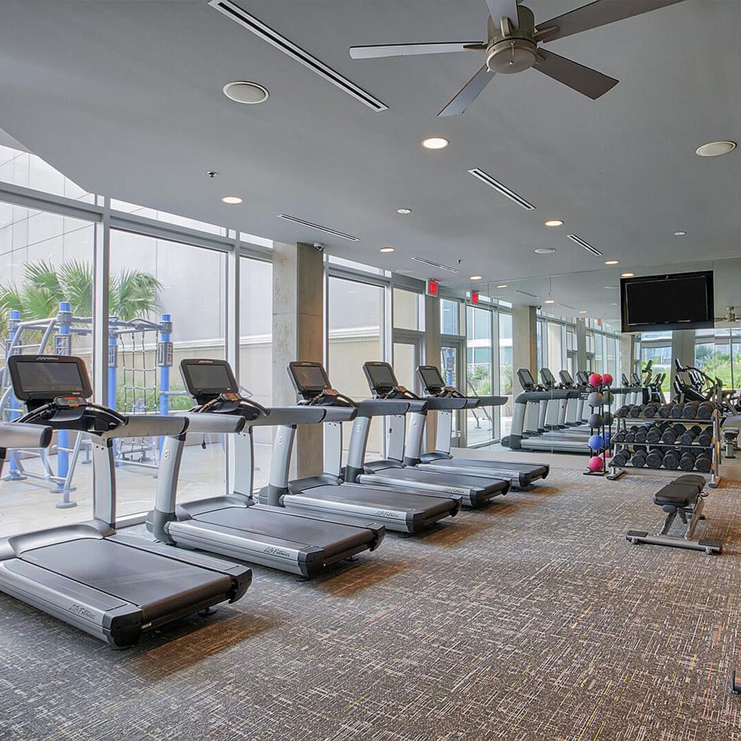 brightlight_dfw's tweet photo. 📍 Victory Park, Dallas TX

✓ Private pet yards
✓ USB-compatible outlets
✓ Smart Home Technology
✓ Nest smart home thermostats
✓ Townhomes w connected garages
✓ CrossFit equipped fitness center

📲 DM us for pricing and other information 

#DallasApartments #VictoryPark https://t.co/0SeIkpRjKe